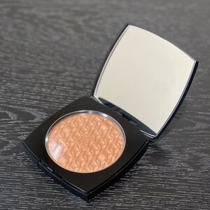 CHANEL Les Symboles Illuminating Powder in Warm Gold